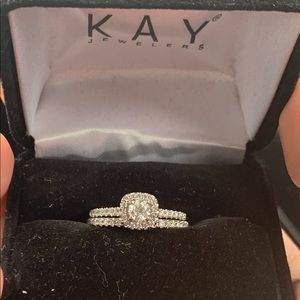 Engagement ring and wedding band set